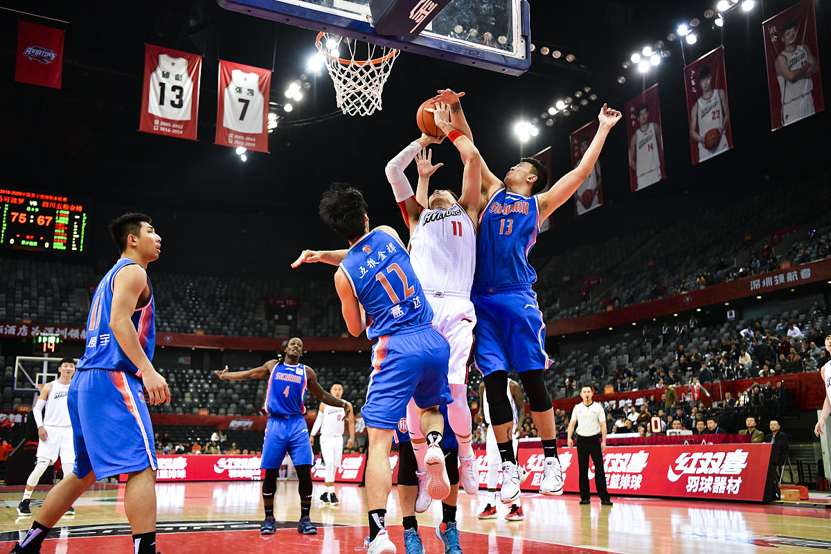 高水平对抗展现实力，观众沸腾不已